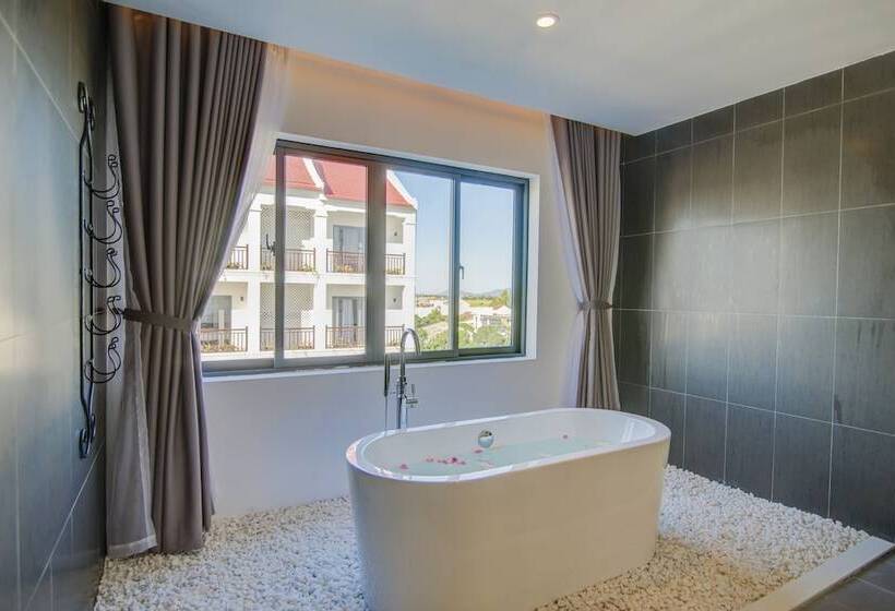 سوئیت پریمیوم با چشم‌انداز استخر, White Lotus Hotel Hoian