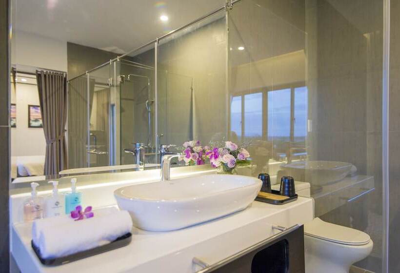 سوئیت پریمیوم با چشم‌انداز استخر, White Lotus Hotel Hoian