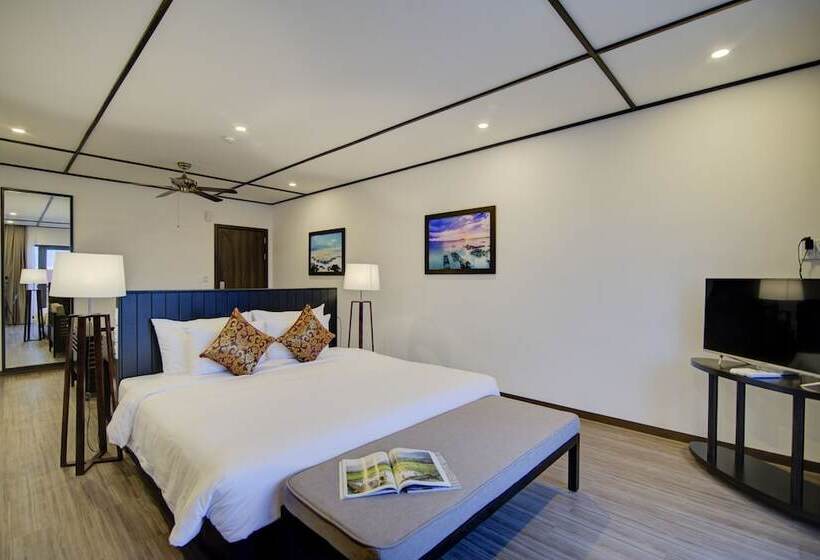 سوئیت پریمیوم با چشم‌انداز استخر, White Lotus Hotel Hoian