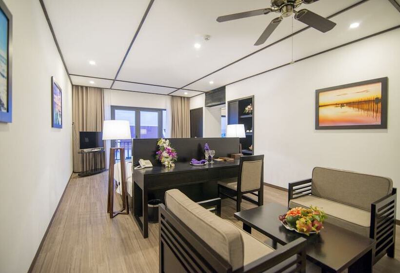 سوئیت پریمیوم با چشم‌انداز استخر, White Lotus Hotel Hoian