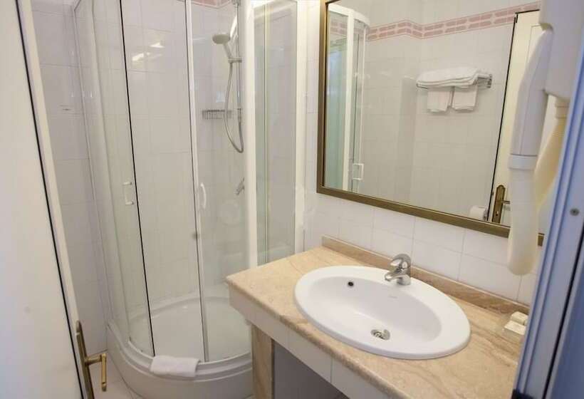 חדר לארבעה סטנדרטי עם מרפסת, Principe Palace