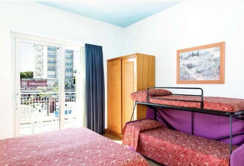 חדר לארבעה סטנדרטי עם מרפסת, Principe Palace