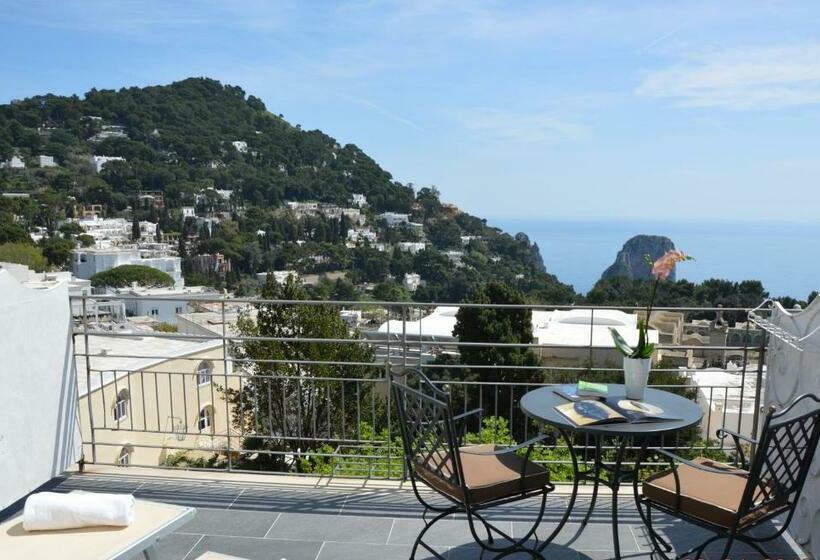 اتاق لوکس با چشم‌انداز دریا, Regina Cristina