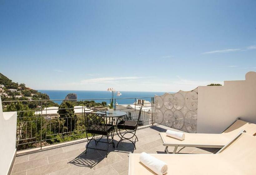 اتاق لوکس با چشم‌انداز دریا, Regina Cristina