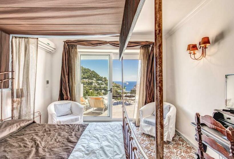 اتاق لوکس با چشم‌انداز دریا, Regina Cristina