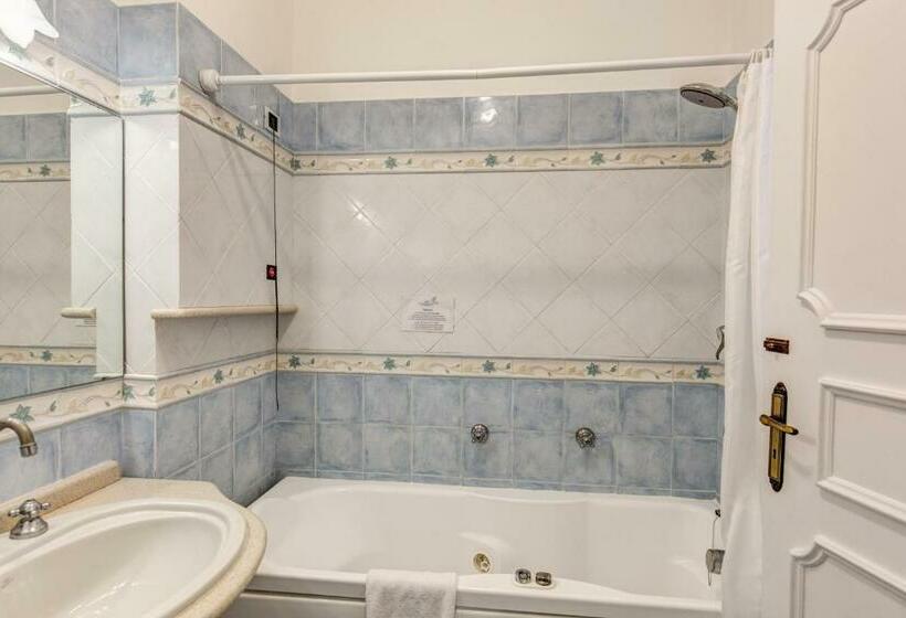 اتاق لوکس با چشم‌انداز دریا, Regina Cristina