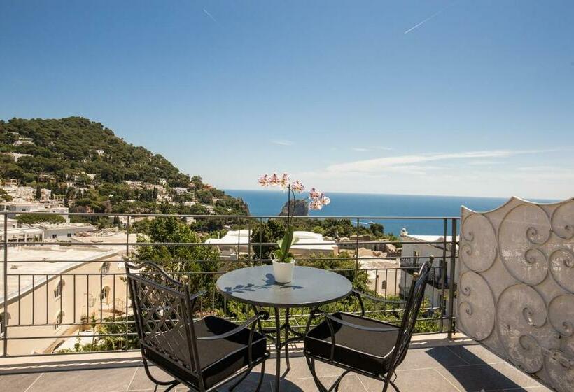 اتاق لوکس با چشم‌انداز دریا, Regina Cristina