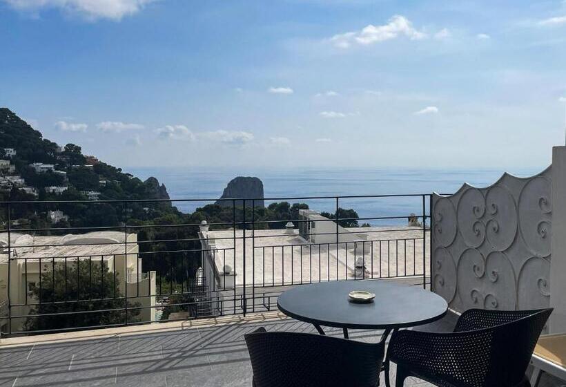 اتاق لوکس با چشم‌انداز دریا, Regina Cristina