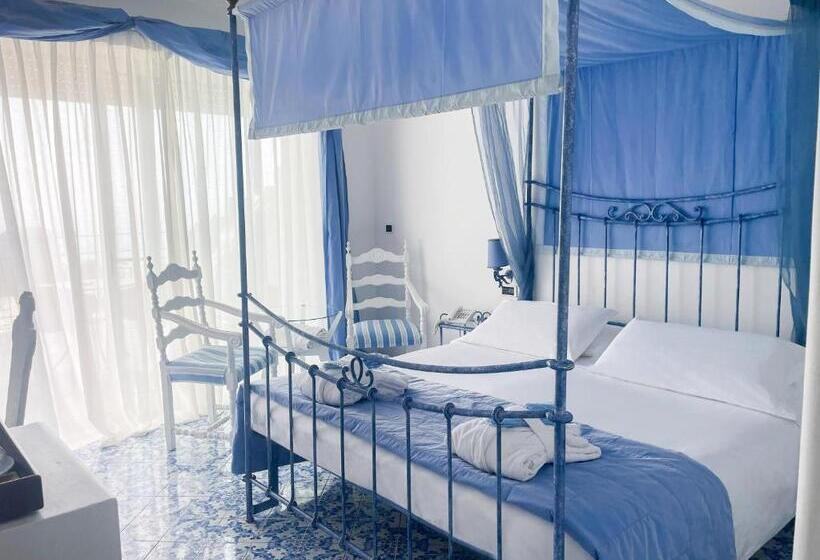 اتاق لوکس با چشم‌انداز دریا, Regina Cristina