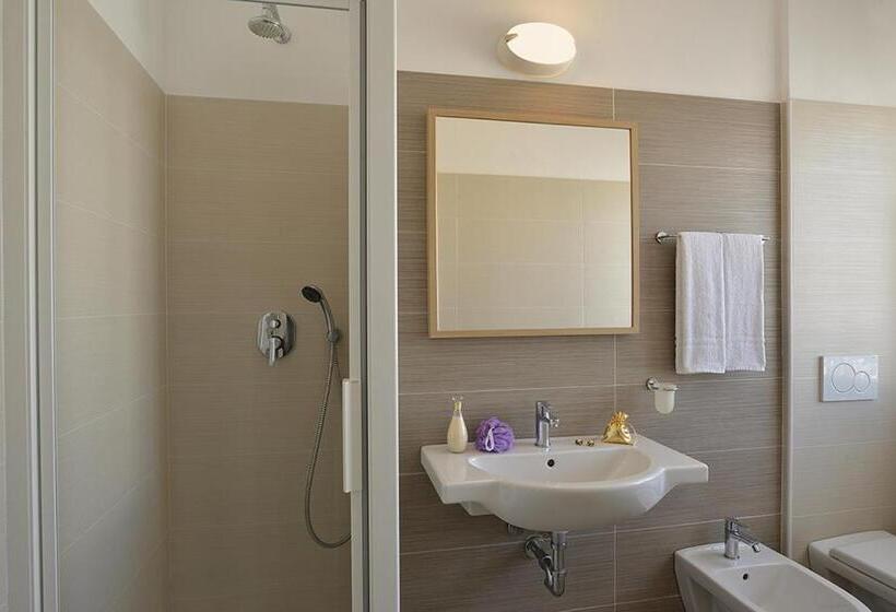 اتاق استاندارد سه نفره, Tiberius