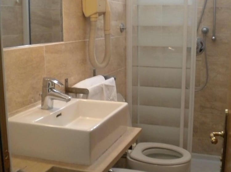 Chambre Standard, Touring