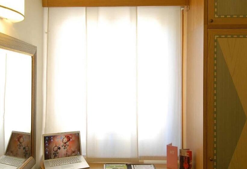 Chambre Standard Individuelle, Touring