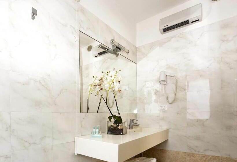 Chambre Supérieure, Touring