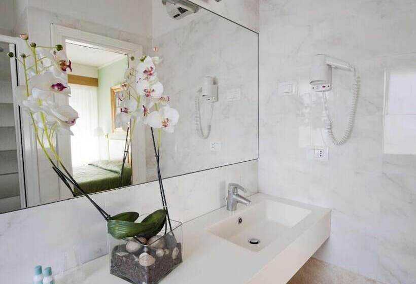 Chambre Supérieure, Touring