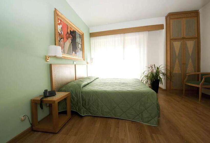 Chambre Supérieure, Touring