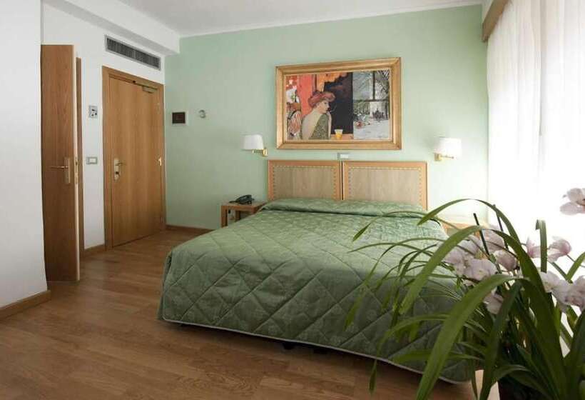 Chambre Supérieure, Touring