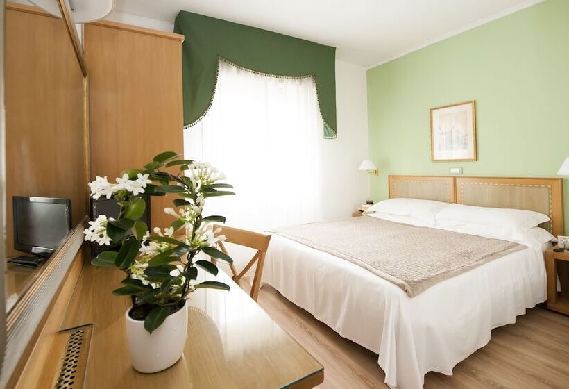 Chambre Supérieure, Touring