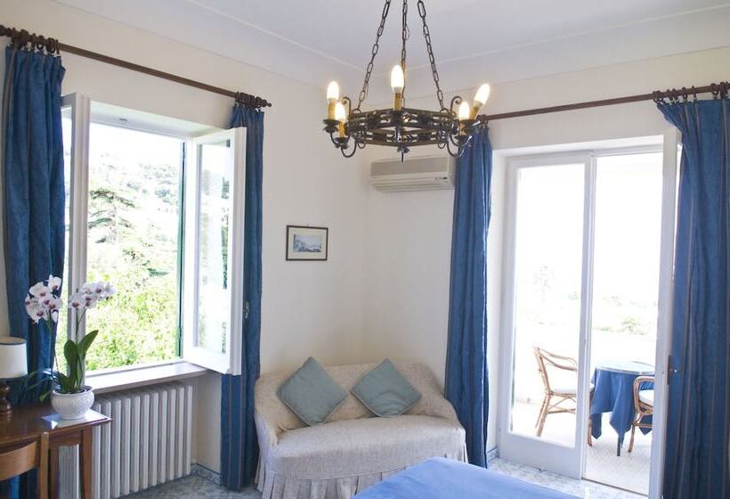 バルコニーつきオーシャンビュースーペリアルーム, Villa Sarah