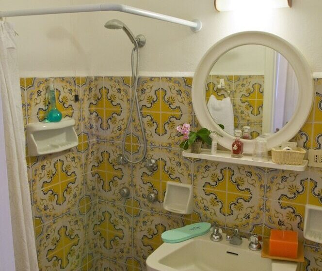 バルコニーつきオーシャンビュースーペリアルーム, Villa Sarah