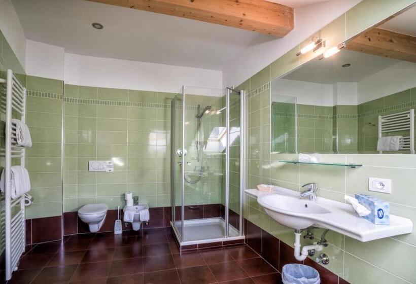 סוויטת ג'וניור עם מרפסת, Weingarten