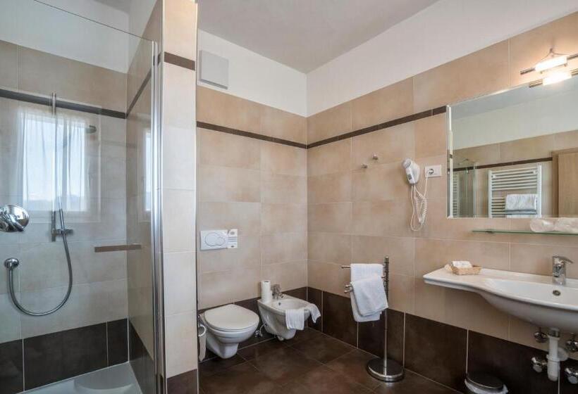 סוויטת ג'וניור עם מרפסת, Weingarten