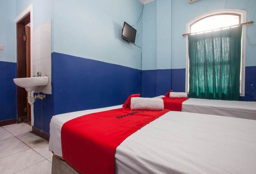 Номер Economy, Reddoorz @ Genteng Surabaya 2