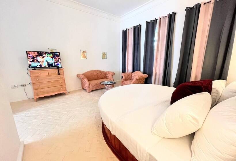سوییت جونیور, Jamaica Palace