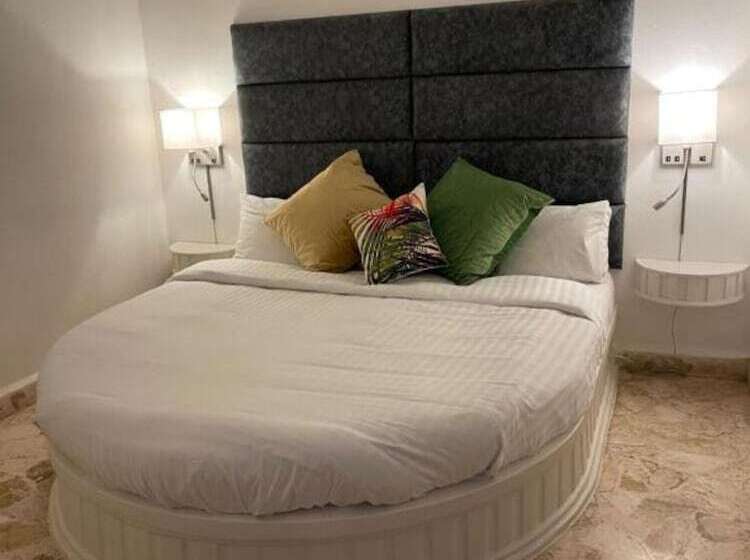 سوییت جونیور, Jamaica Palace