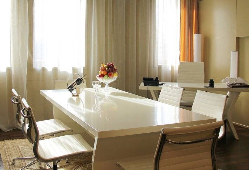 سوئیت پرزیدنت, The Dostyk