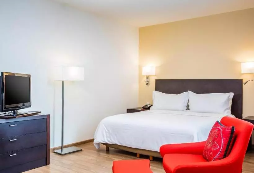 キングサイズベッドのスタンダードルーム, Fiesta Inn Express Perinorte