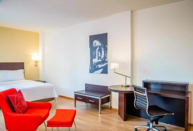 キングサイズベッドのスタンダードルーム, Fiesta Inn Express Perinorte