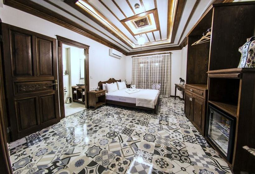 Люкс, Mary S House