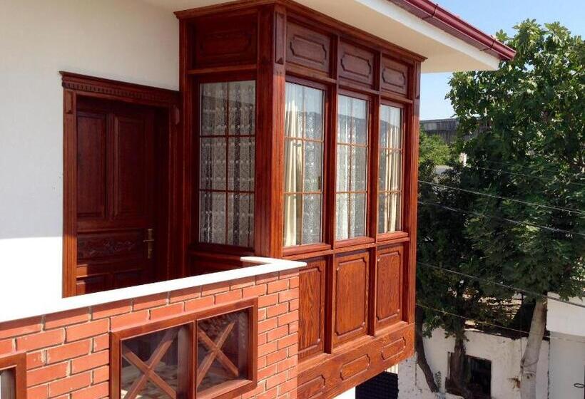 Люкс, Mary S House