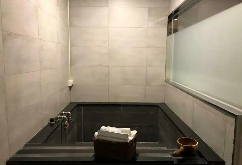 اتاق اکونومی, Slow Wow Hot Spring