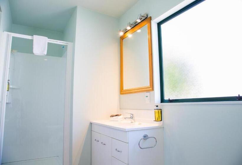 스탠다드 스튜디오, Alpine Lodge Motel