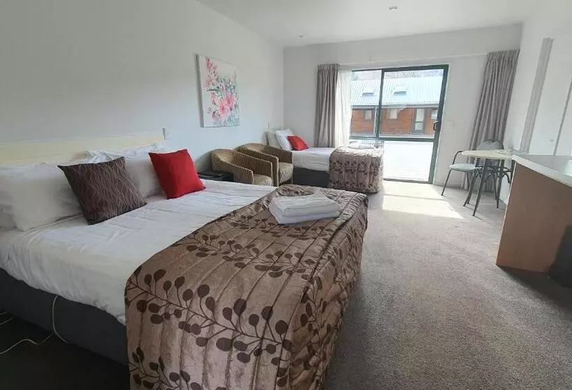 استودیوی استاندارد, Alpine Lodge Motel