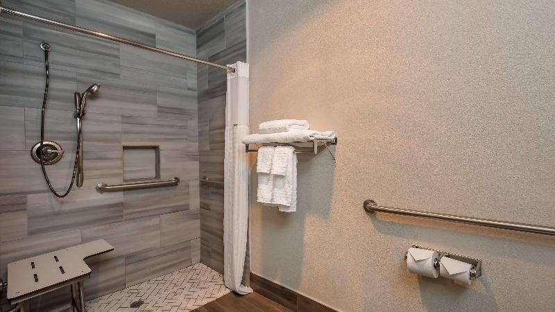 استوديو إدارى, Admirals Motor Inn