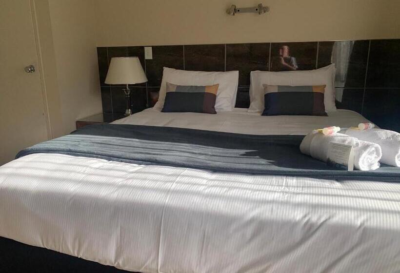 استوديو إدارى, Admirals Motor Inn