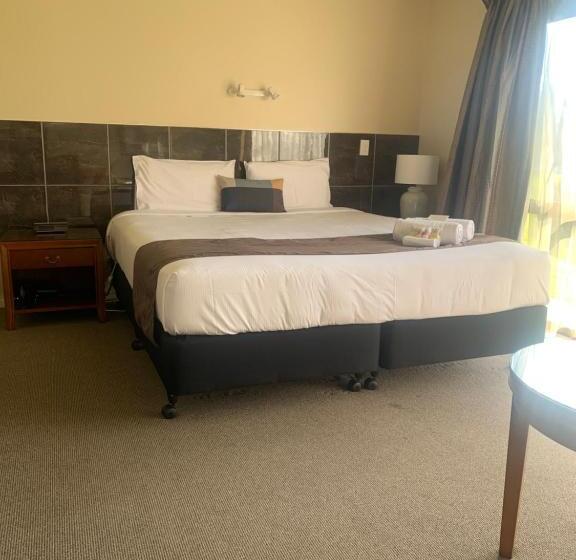 استوديو إدارى, Admirals Motor Inn