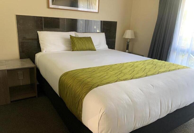 استوديو إقتصادى, Admirals Motor Inn