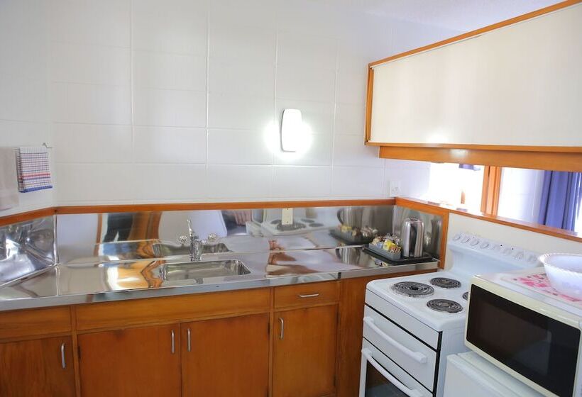 침실 2개 아파트, Motel Six