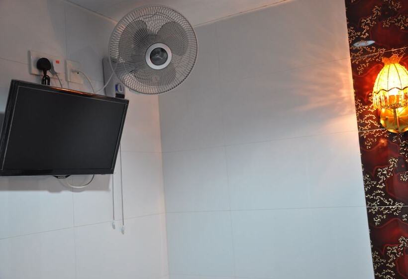 اتاق استاندارد سه نفره, Castle Inn