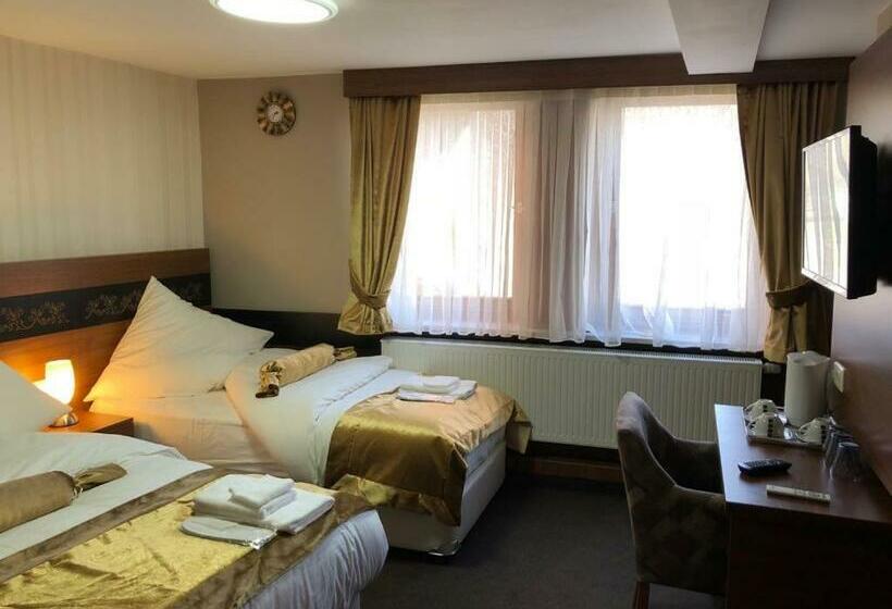 חדר סטנדרט לשלושה, Im Anker