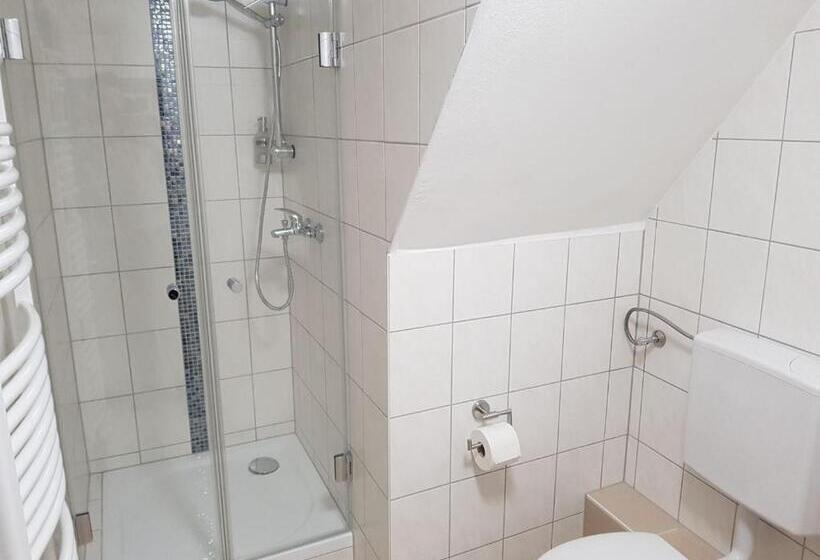 חדר סטנדרט לשלושה, Im Anker