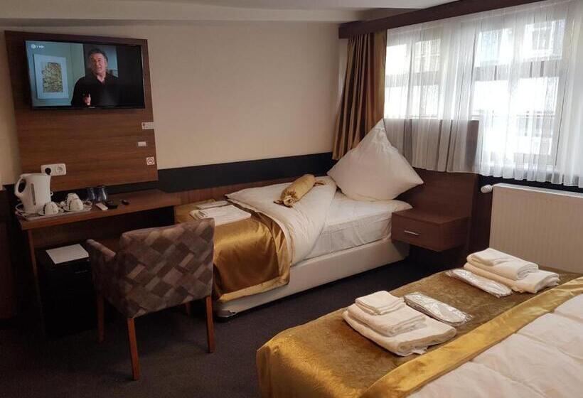 חדר סטנדרט לשלושה, Im Anker