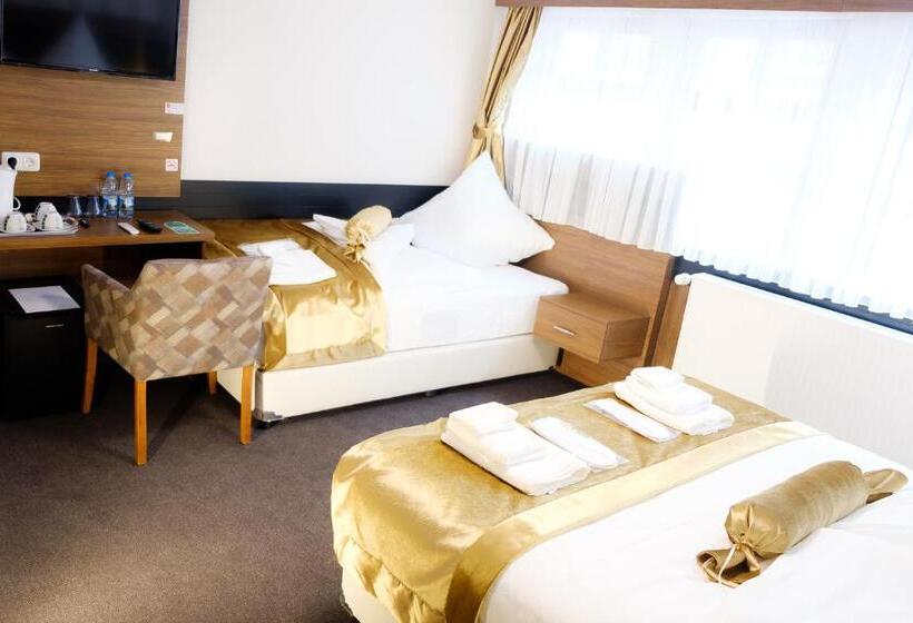 חדר סטנדרט לשלושה, Im Anker