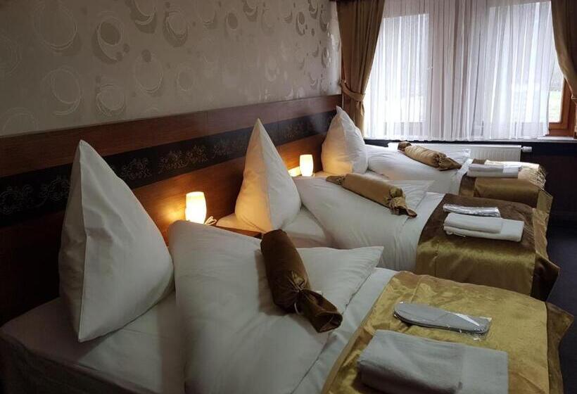 חדר בסיסי לשלושה, Im Anker