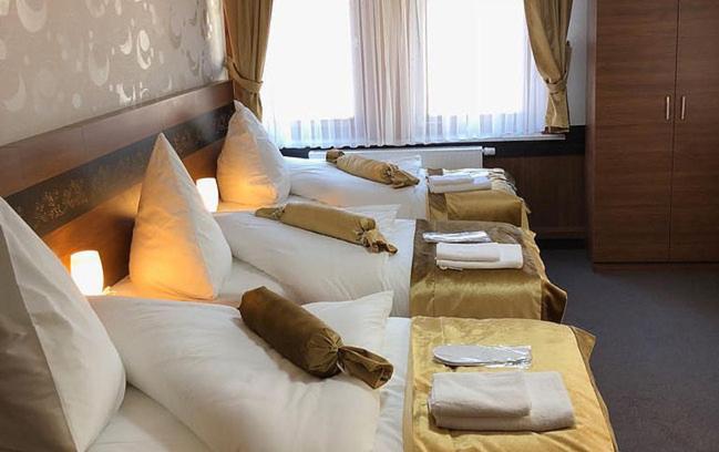 חדר בסיסי לשלושה, Im Anker