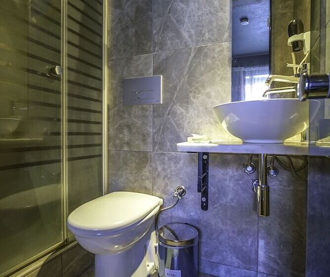 Penthouse Room, The Green Goose