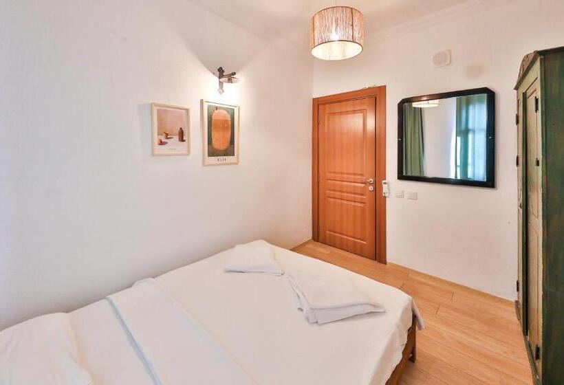 Camera Economy, Bahar Pansiyon